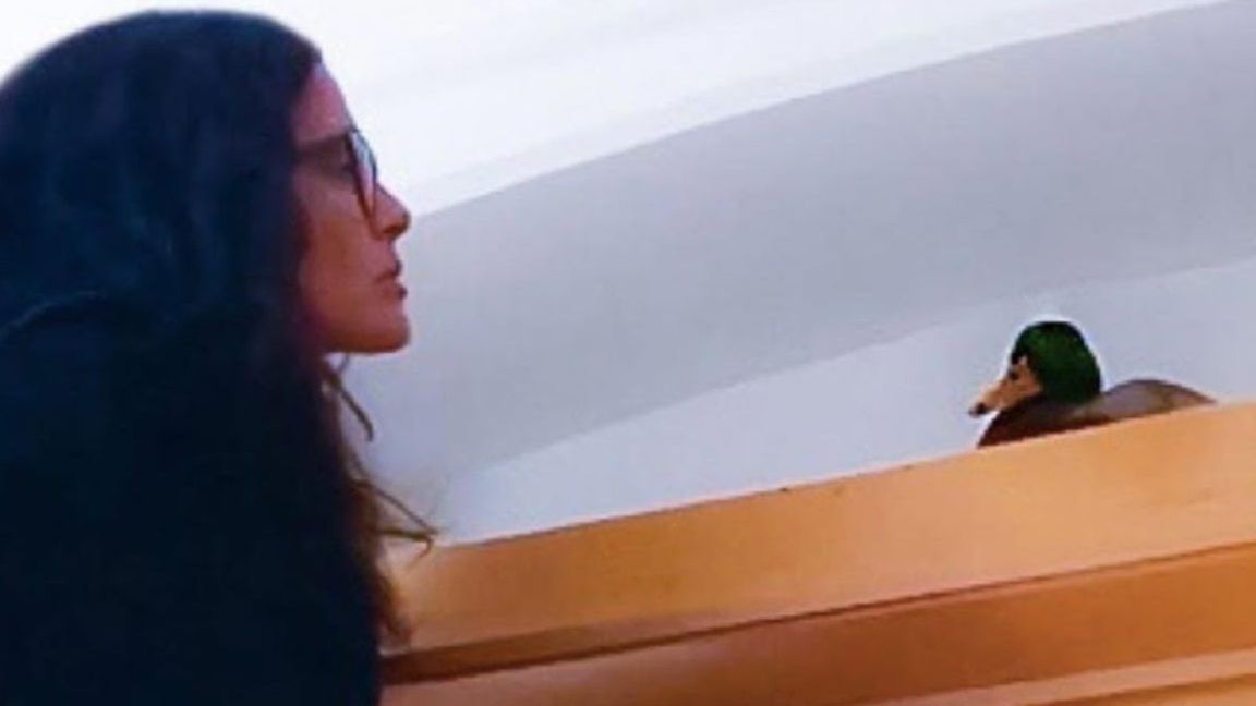 Спокуслива Сальма Хайек повеселила мережу відео з качкою