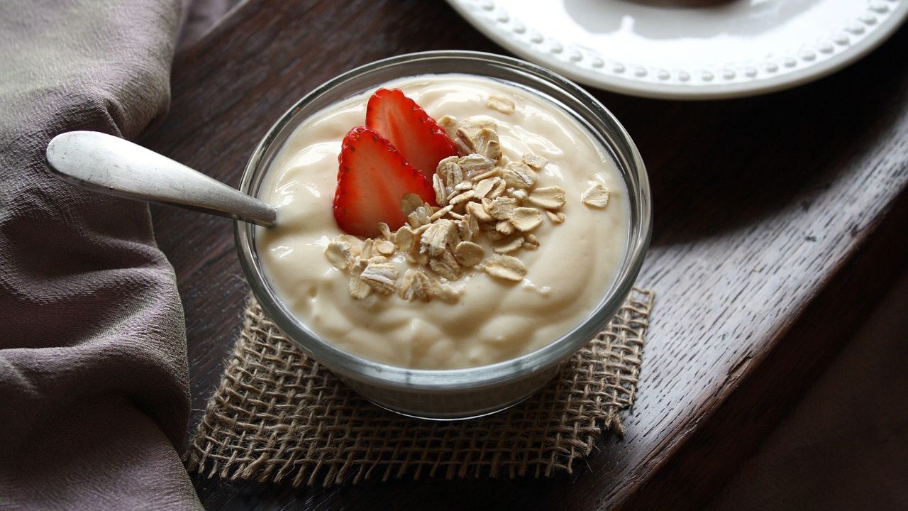 Чому не варто пити йогурт натщесерце