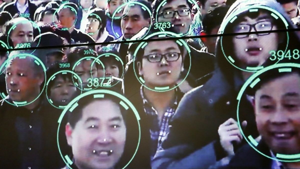 Чому в Китаї кожен може опинитись на рекламному щиті