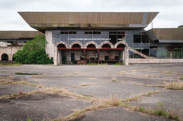 Як виглядає аеропорт, покинутий 25 років тому - фото 367635