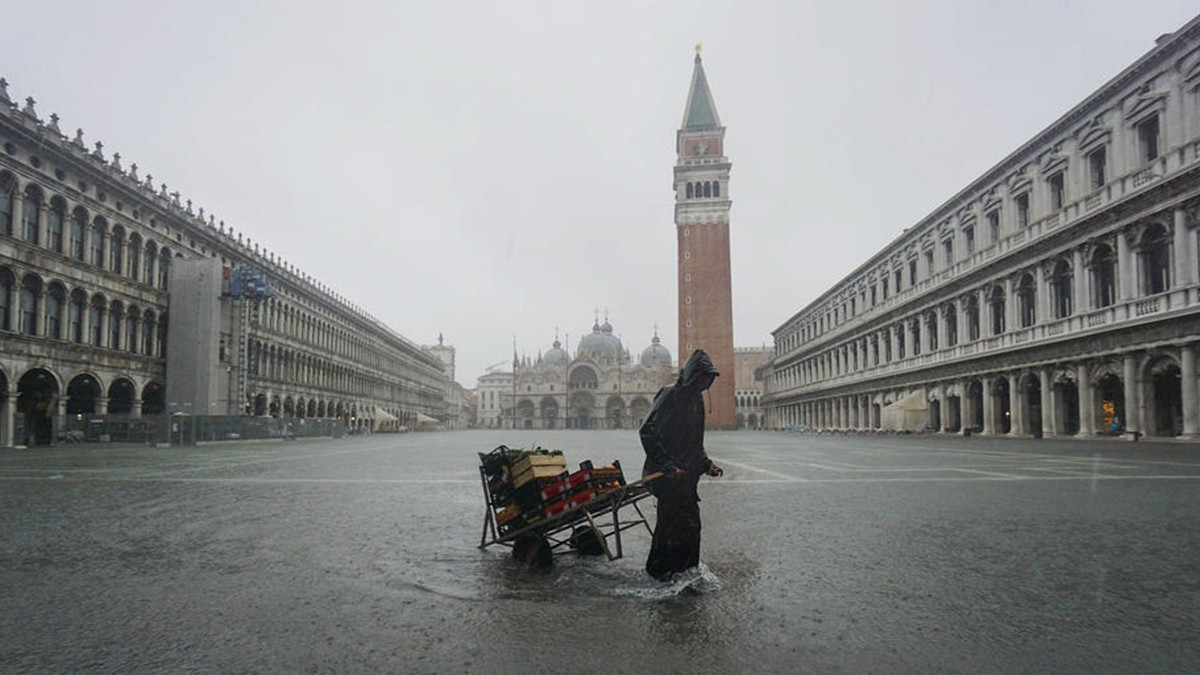 Венецію затопило після проливних дощів: фоторепортаж - фото 1