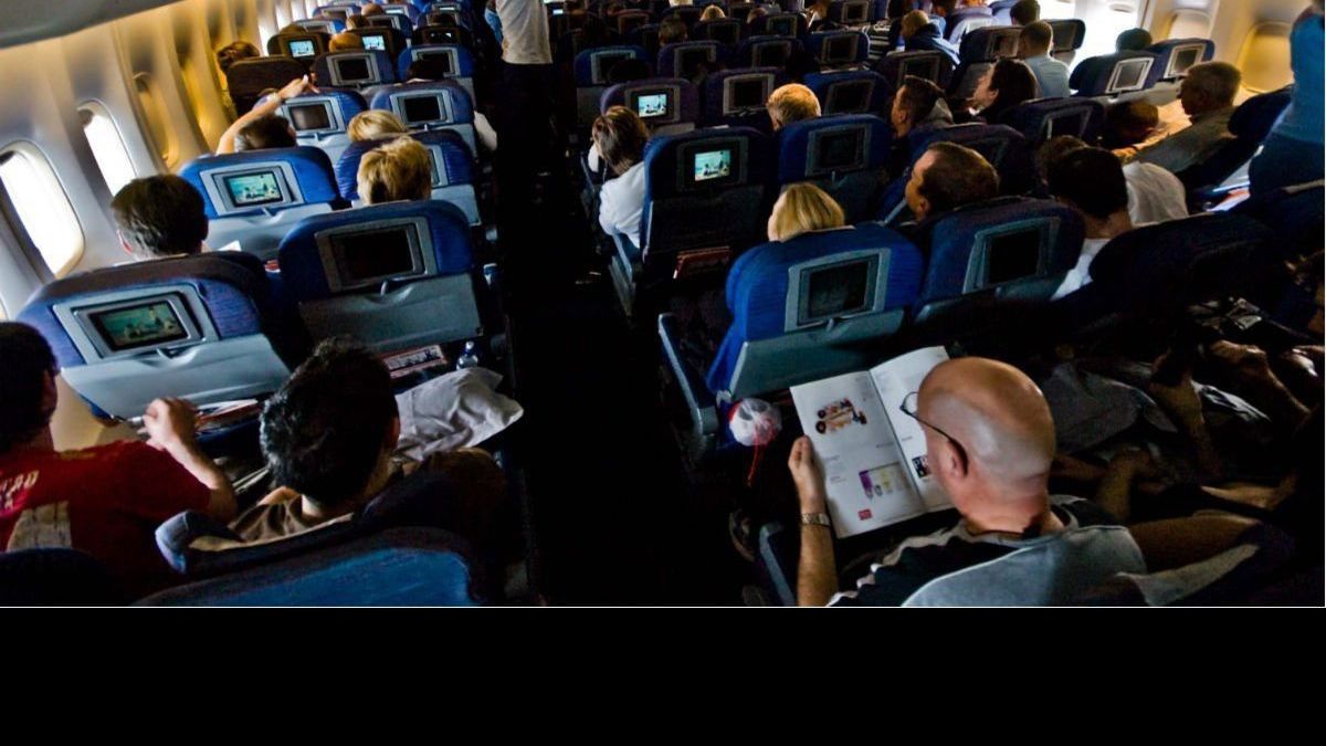 Чоловік зайнявся спортом на борту літака: курйозне відео - фото 1