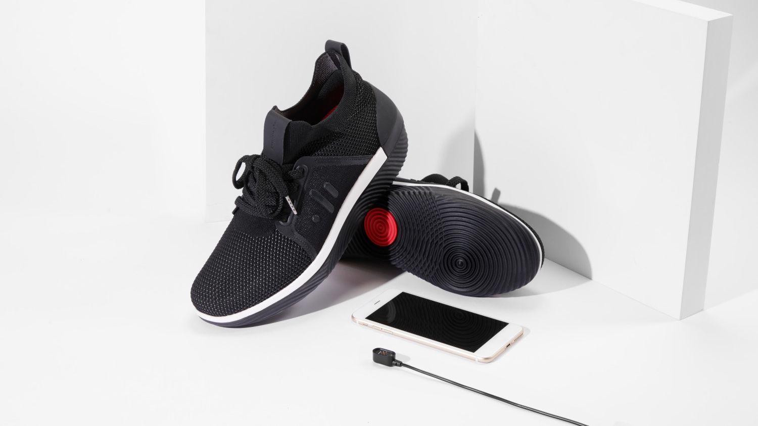 Представлено кросівки, які вібрують в такт музиці