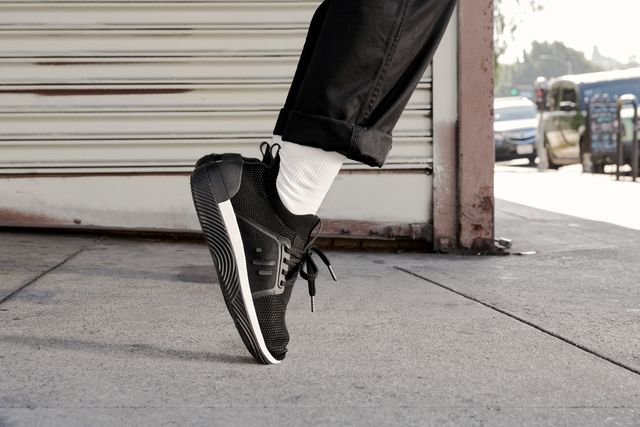 Представлено кросівки, які вібрують в такт музиці - фото 368032