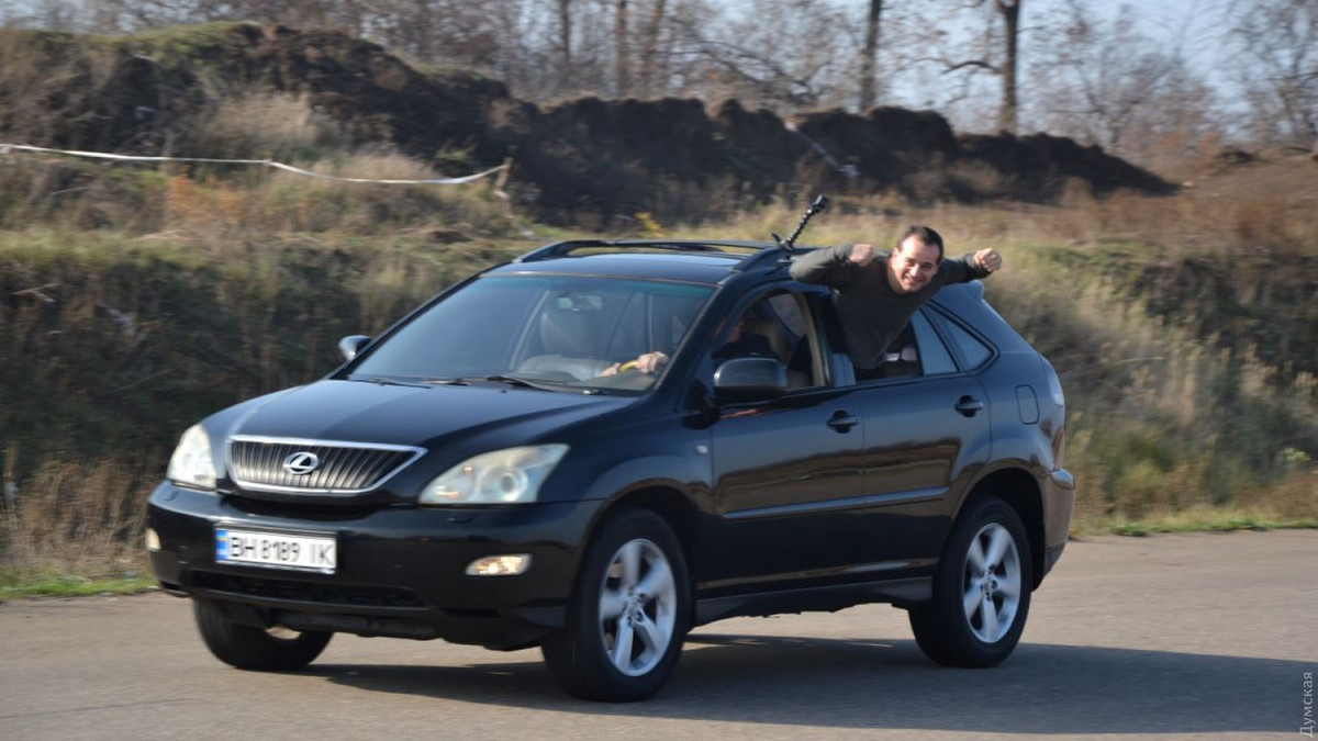 Каскадер з Одеси виконав ефектний трюк в рухомому авто: відео - фото 1