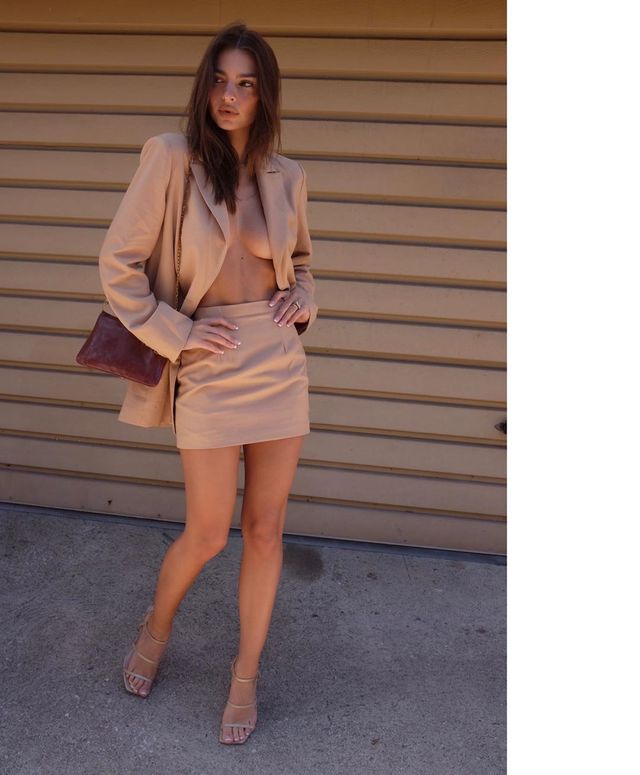 Сексуальна бізнес-вумен Емілі Ратажковскі без білизни: гарячі фото - фото 368051