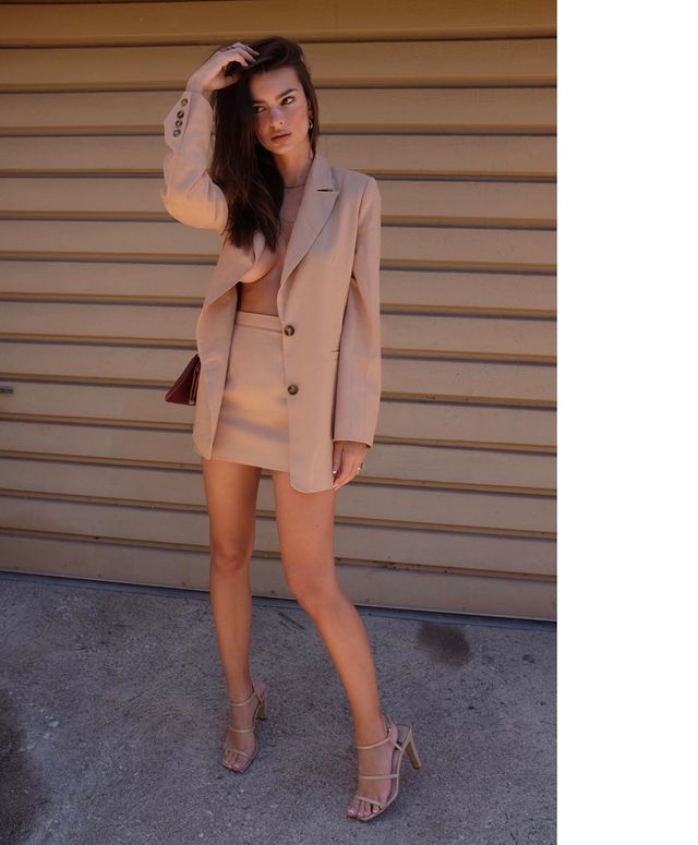 Сексуальна бізнес-вумен Емілі Ратажковскі без білизни: гарячі фото - фото 368052