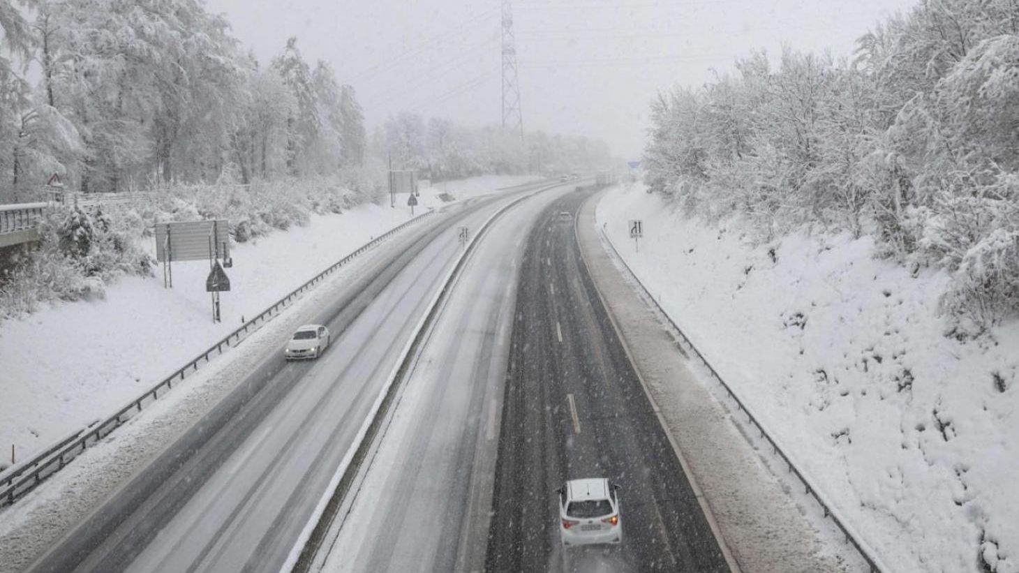 Францію накрив потужний снігопад: шокуючі фото