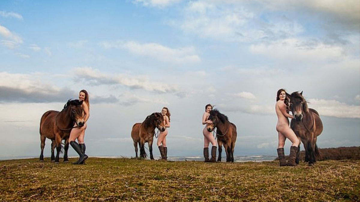 Оголені студенти знялися у відвертій фотосесії для календаря (18+) - фото 1