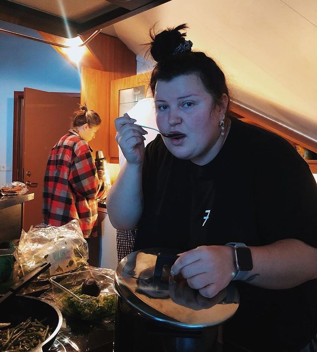 Мамин суп: alyona alyona випустила дивний кліп, який важко додивитись до кінця - фото 368267