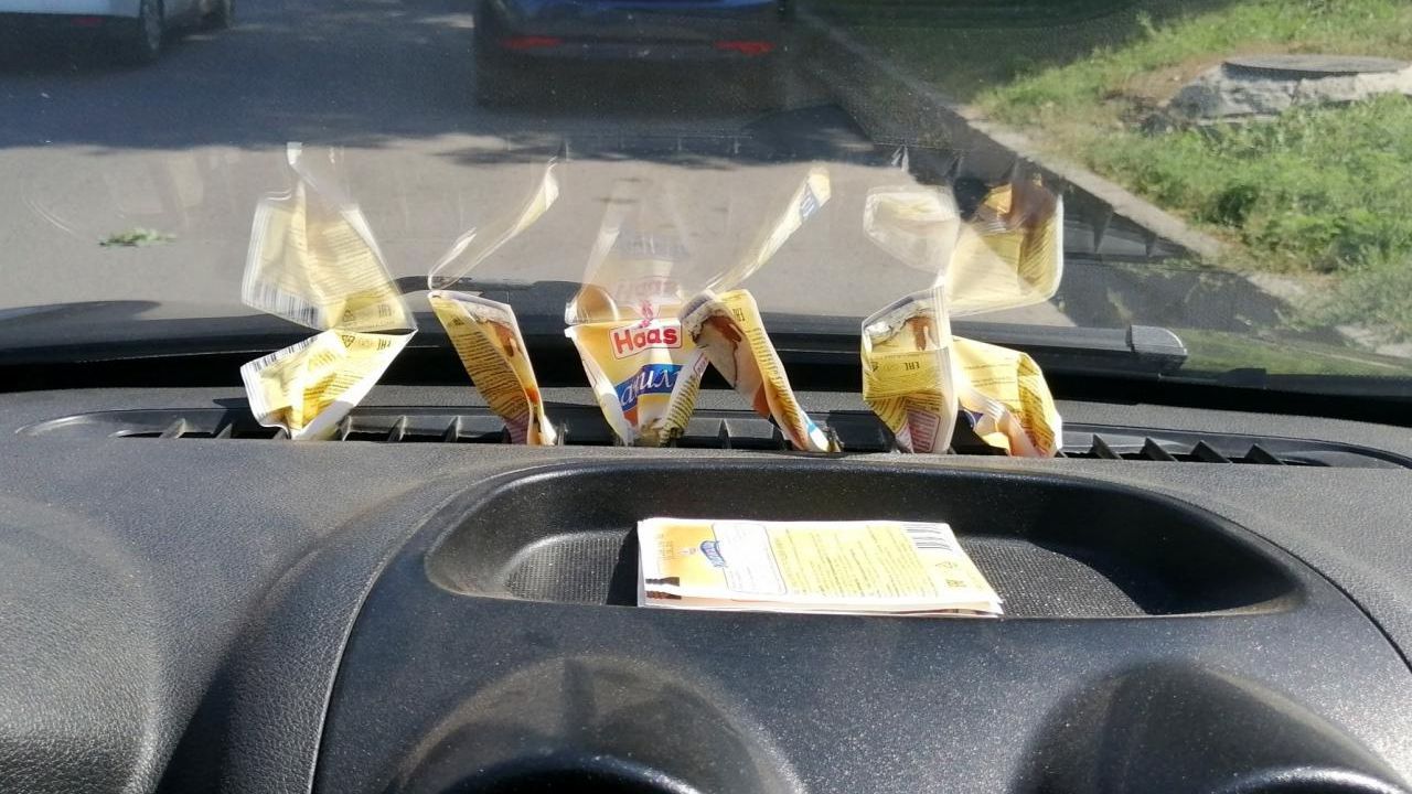 Для чого водії залишають пакетик ваніліну в салоні авто: цікавий лайфхак