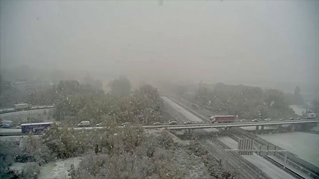 Європу накрив потужний снігопад: перші фото - фото 368386