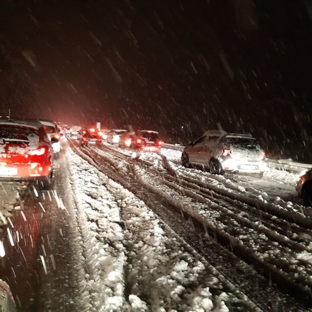 Європу накрив потужний снігопад: перші фото - фото 368387