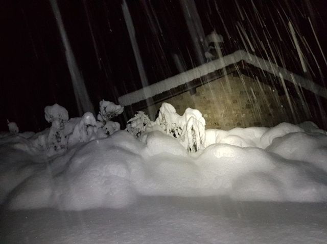 Європу накрив потужний снігопад: перші фото - фото 368388