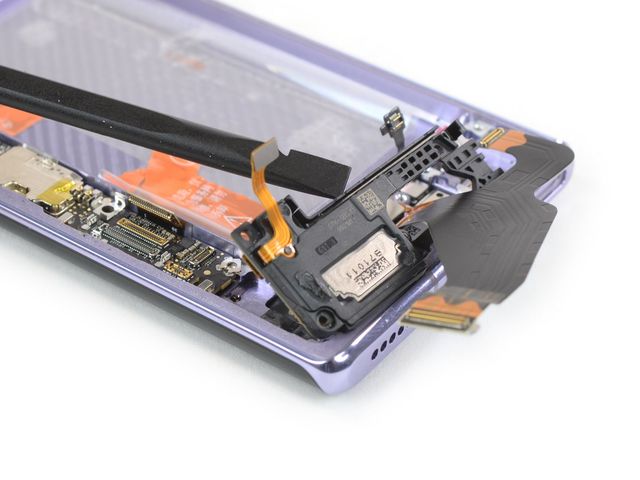 З ремонтом буде непросто: фахівці розібрали HUAWEI Mate 30 Pro - фото 368391