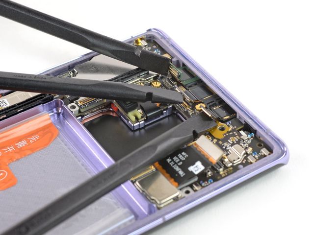 З ремонтом буде непросто: фахівці розібрали HUAWEI Mate 30 Pro - фото 368396