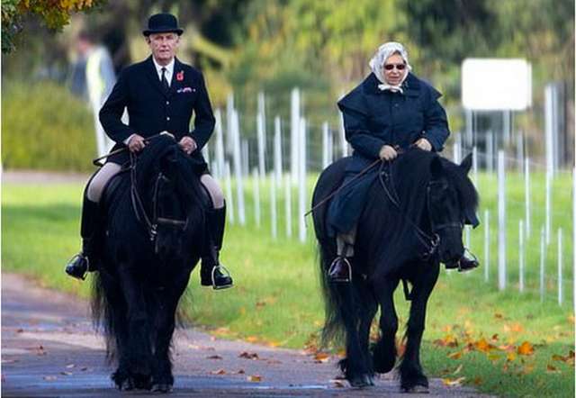 Я на коні: 93-річна королева Єлизавета II покаталась верхи - фото 368403