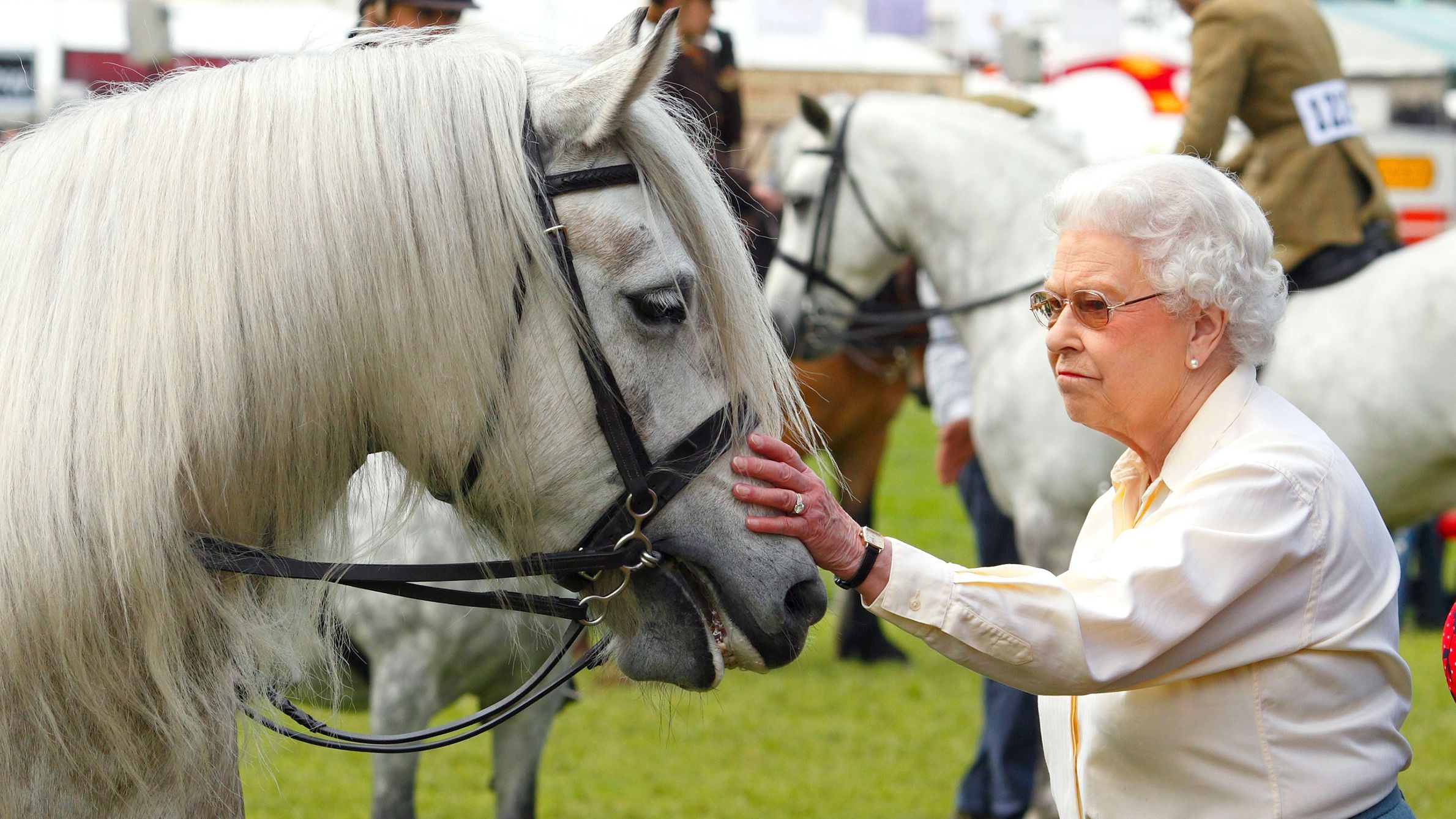Я на коні: 93-річна королева Єлизавета II покаталась верхи