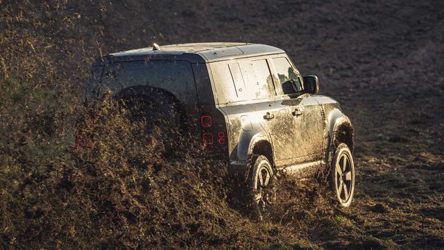 Справжні випробування: Land Rover показав тизер зі зйомок нового фільму про Бонда - фото 368492