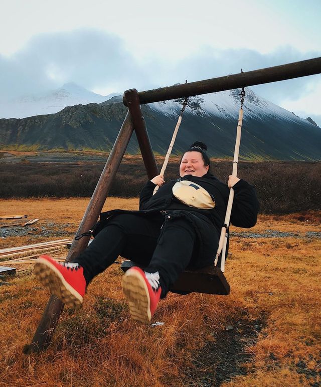 Зламалася гойдалка: alyona alyona поділилася курйозним самоіронічним знімком з Ісландії - фото 368562