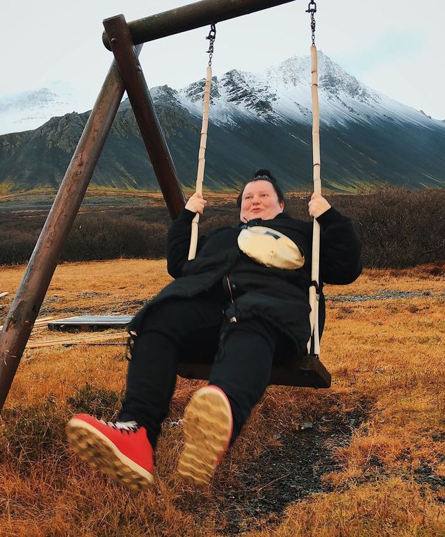 Зламалася гойдалка: alyona alyona поділилася курйозним самоіронічним знімком з Ісландії - фото 368563