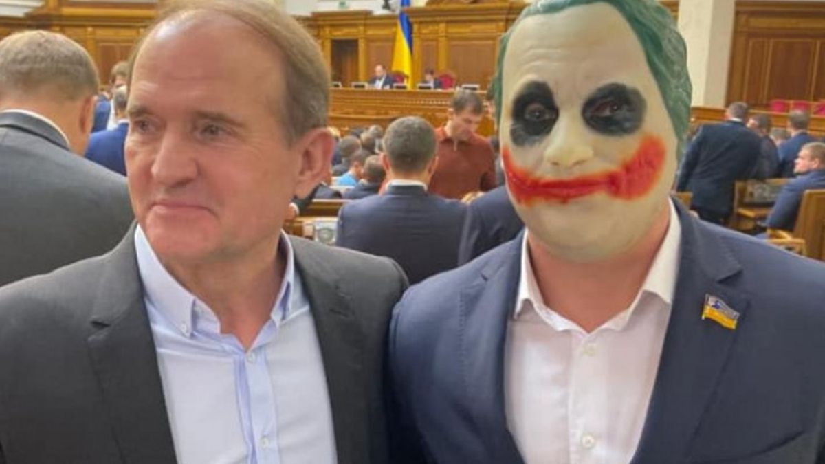 Ілля Кива у масці Джокера перетворив Медведчука в монстра: курйозне фото