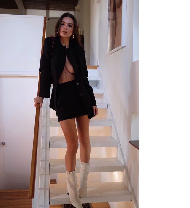 Гаряча Емілі Ратажковскі показала груди у крихітному костюмі (18+) - фото 368661