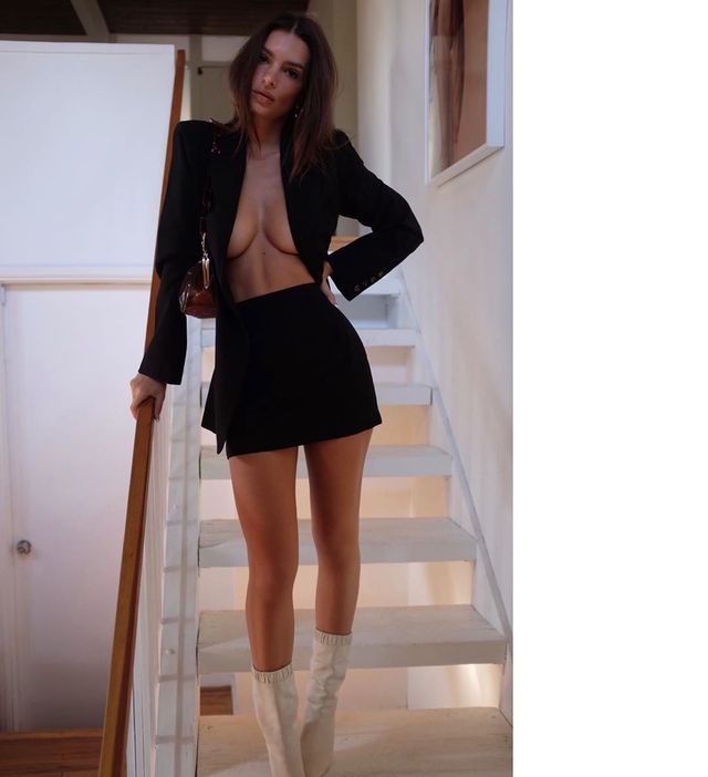 Гаряча Емілі Ратажковскі показала груди у крихітному костюмі (18+) - фото 368662