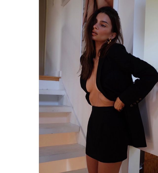 Гаряча Емілі Ратажковскі показала груди у крихітному костюмі (18+) - фото 368663