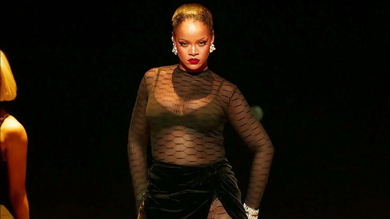 Rihanna підкреслила фігуру сексуальним платтям-халатом