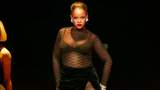 Rihanna підкреслила фігуру сексуальним платтям-халатом