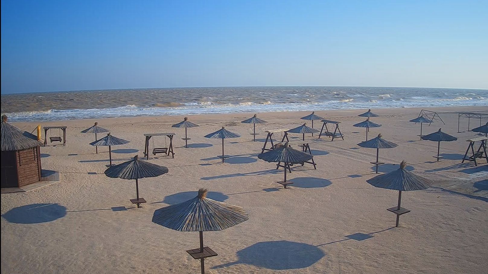 У мережі показали вражаючі фото шторму в Азовському морі