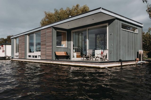 У Нідерландах з'явився ідеальний дім на воді: ефектні фото - фото 368693
