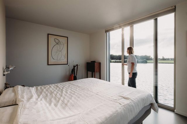 У Нідерландах з'явився ідеальний дім на воді: ефектні фото - фото 368698