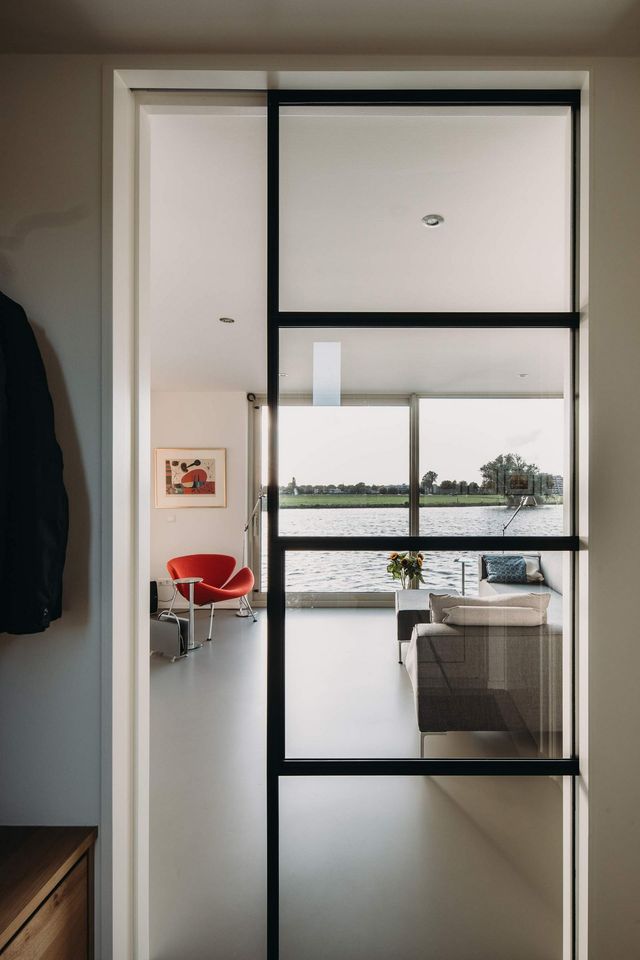 У Нідерландах з'явився ідеальний дім на воді: ефектні фото - фото 368703