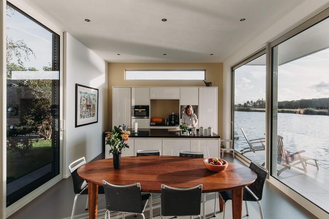 У Нідерландах з'явився ідеальний дім на воді: ефектні фото - фото 368706