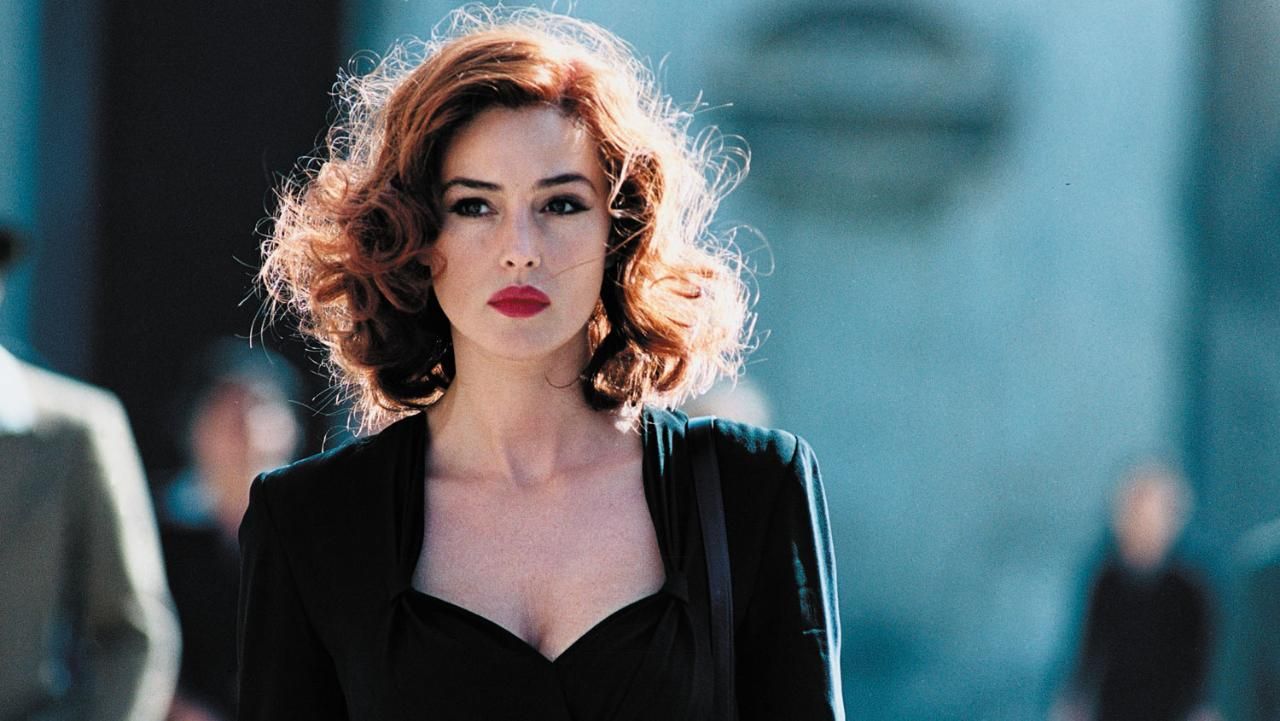 Розкішна Моніка Беллуччі у прозорій сукні підкорює серця