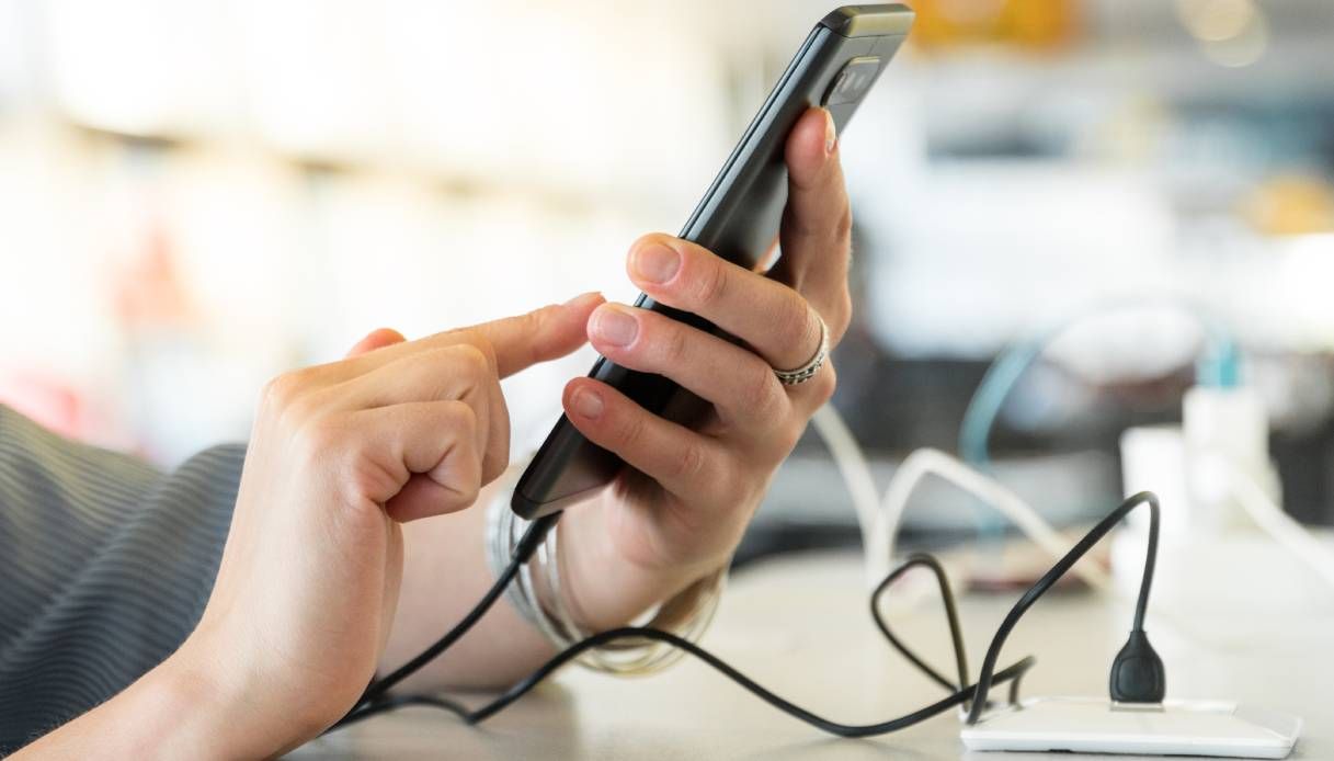 Чому не варто користуватися USB-зарядками у громадських місцях