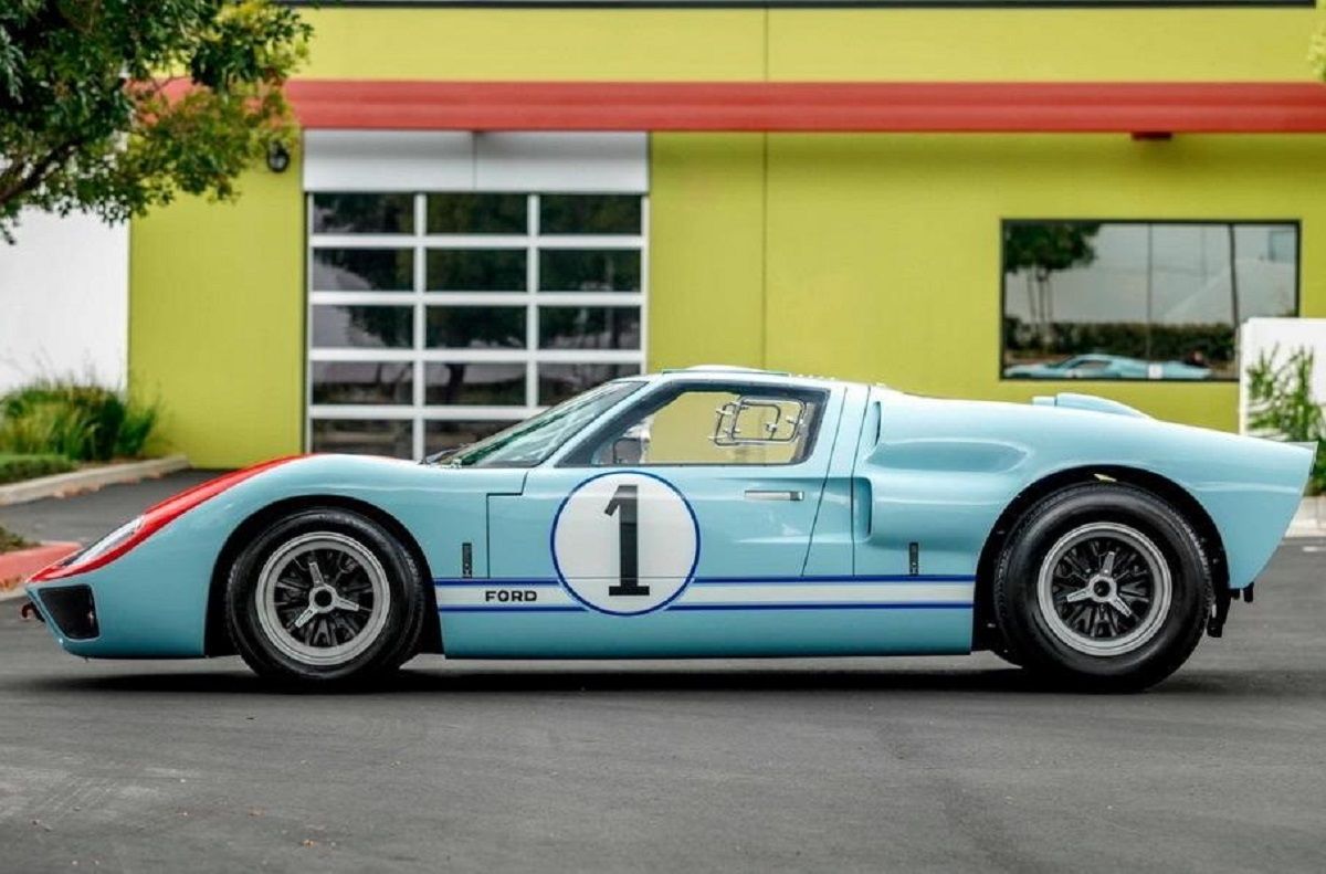 Копію Ford GT40 виставлять на аукціон - фото 1
