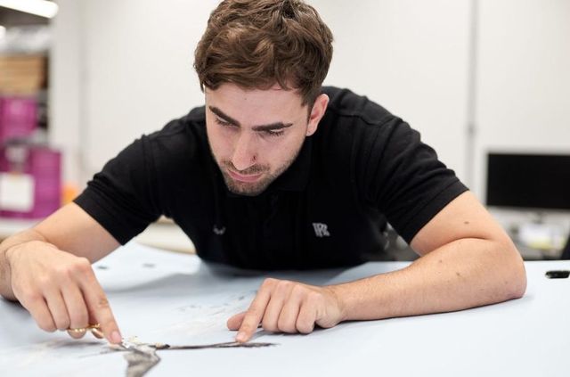 Стелю Rolls-Royce Wraith прикрасили унікальною вишивкою - фото 369449