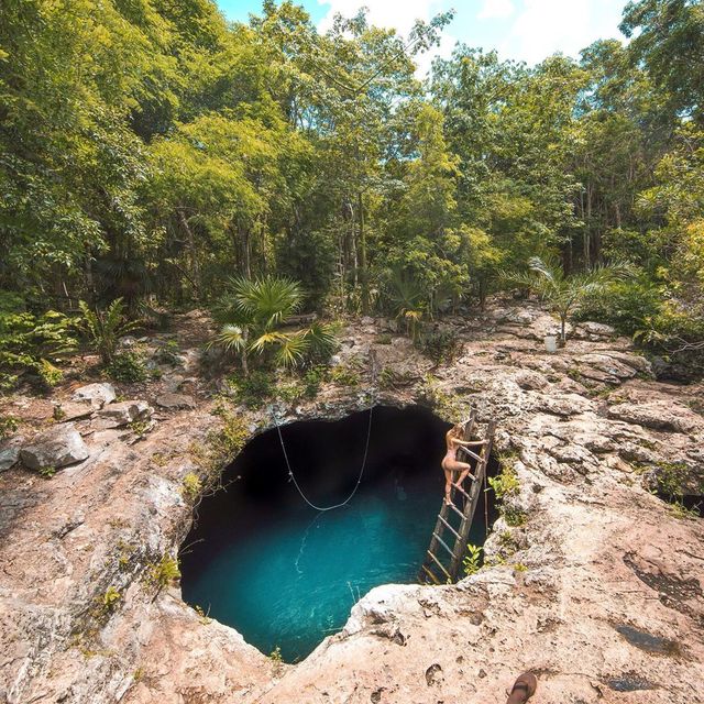 Найсексуальніша гравець у покер похизувалась формами у Мексиці - фото 369582