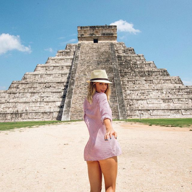 Найсексуальніша гравець у покер похизувалась формами у Мексиці - фото 369583