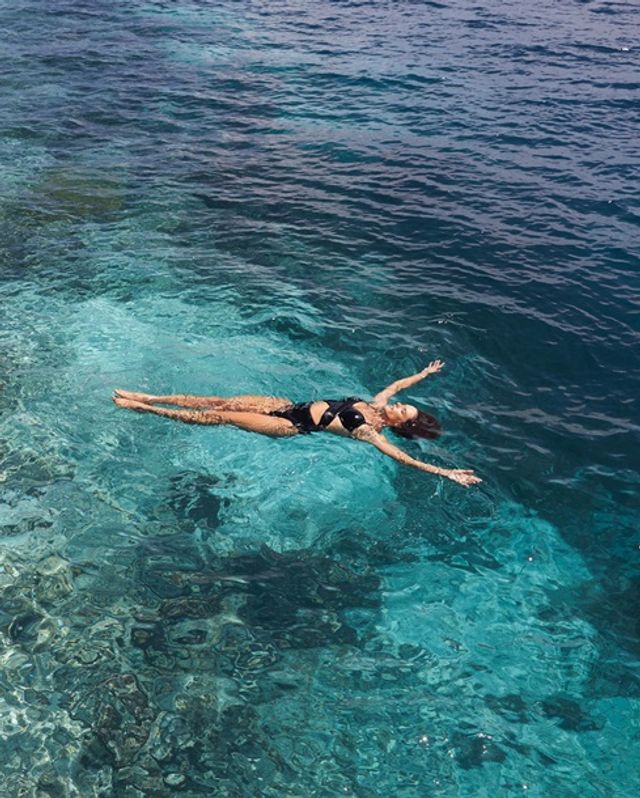 Відома модель похвалилася ідеальним тілом у купальнику - фото 369698