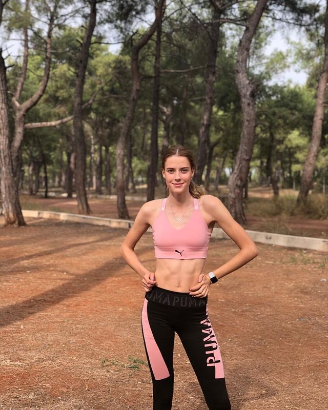 Ярослава Магучіх – найкраща молода легкоатлетка світу: спокусливі фото красуні - фото 370043