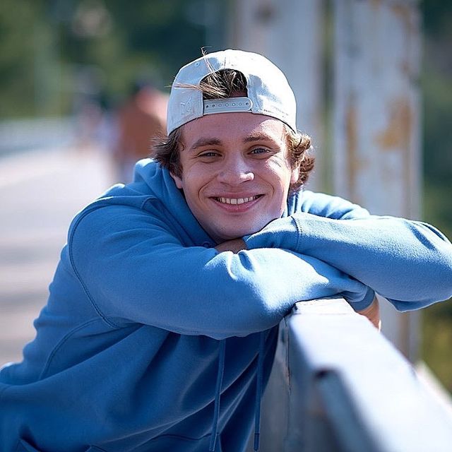 Новенька: які актори зіграли головні ролі в серіалі - фото 370108