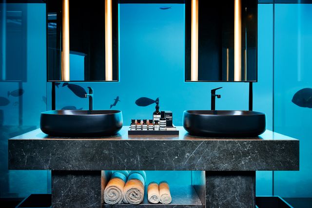 У мережі показали віллу на Мальдівах з підводною спальнею: вражаючі фото - фото 370241