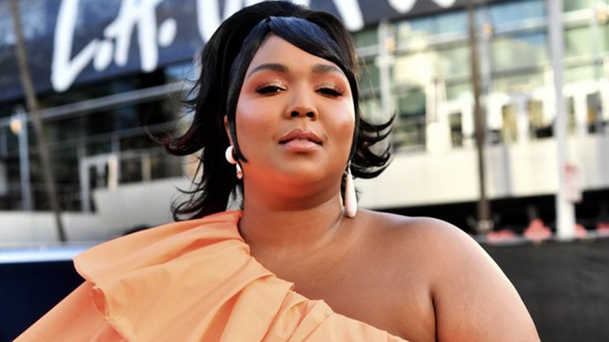 Незвичайна сумка співачки Lizzo викликала ажіотаж в мережі: фотофакт