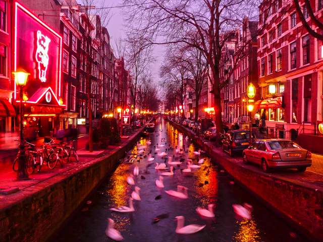 Квартал червоних ліхтарів зникне з міських покажчиків Амстердама - фото 370427