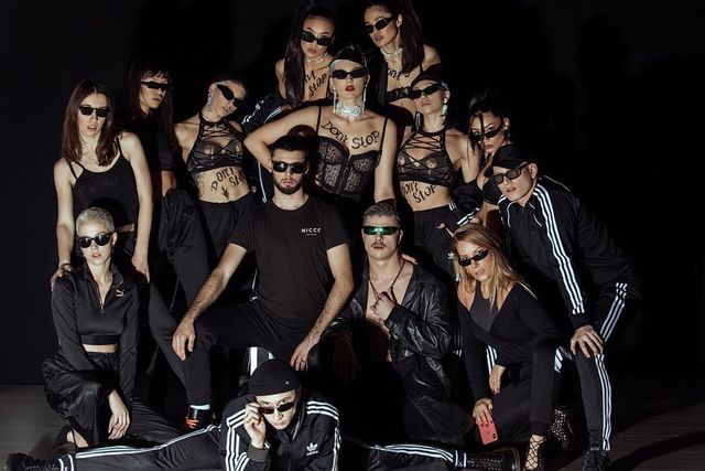 Занадто гаряче: зухвала фотосесія MARUV в компанії спекотних красунь розбурхала мережу - фото 370462