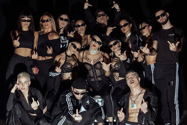 Занадто гаряче: зухвала фотосесія MARUV в компанії спекотних красунь розбурхала мережу - фото 370463